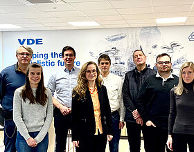 Quelle: VDE. (v.r.n.l.) Stephan Dausien, KOBIL, Dierk Früchtenicht, PAV Card, Ronja Vorpahl, HS Mannheim, Sebastian Hallensleben, Alexandra Dmitrienko, Uni Würzburg, Marcus Vetter, HS Mannheim, Peter Altes, AIM, Direnc Koyun, KOBIL, Stefanie Hildebrandt, Moritz Finke, Uni Würzburg